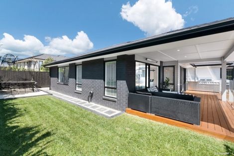 Photo of property in 16 Boocock Crescent, Orewa, 0931