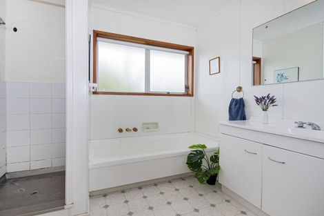 Photo of property in 12 Windsor Avenue, Waikanae, 5036