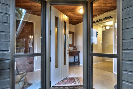 Photo of property in 1 South Lynn Road, Titirangi, Auckland, 0604