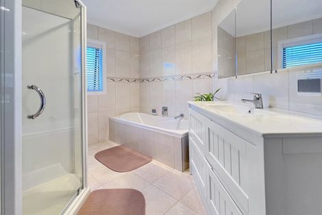 Photo of property in 15 Ina Ville Drive, Pukekohe, 2120