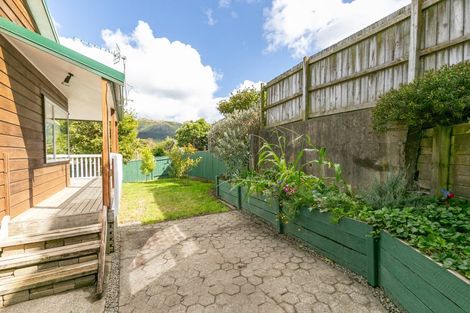 Photo of property in 21 Mexted Terrace, Tawa, Wellington, 5028