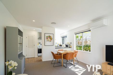 Photo of property in 38f2 Salford Street, Newlands, Wellington, 6037