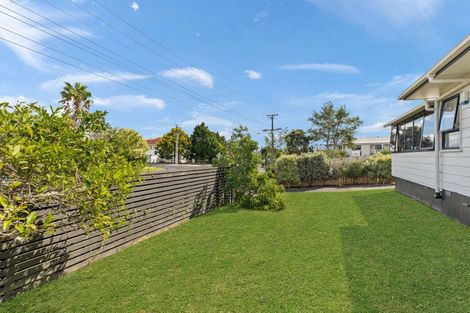 Photo of property in 48 Beach Road, Te Atatu Peninsula, Auckland, 0610