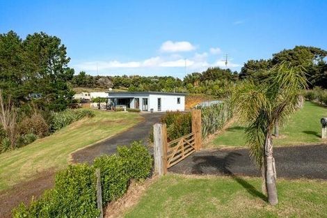 Photo of property in 124 Te Kanae Road, South Head, Helensville, 0874