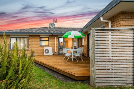 Photo of property in 2 Gunner Drive, Te Atatu Peninsula, Auckland, 0610