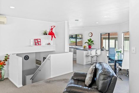 Photo of property in 2/1 Bluefin Way, West Harbour, Auckland, 0618