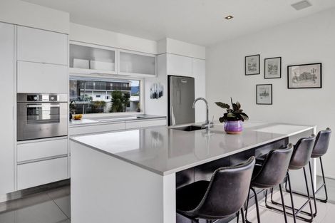Photo of property in 2/5 Beach Street, Fitzroy, New Plymouth, 4312