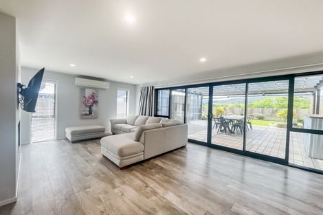 Photo of property in 17 Cyprus Place, Fitzherbert, Palmerston North, 4410