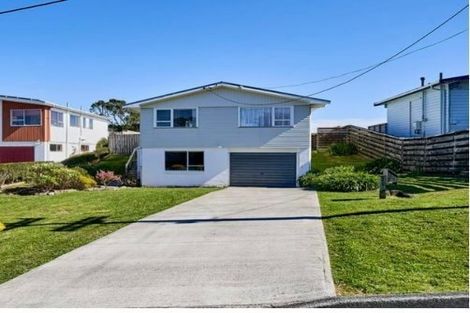 Photo of property in 5 Ruskin Road, Newlands, Wellington, 6037