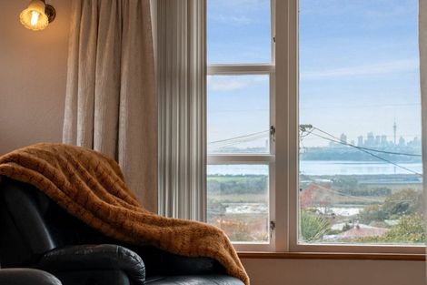 Photo of property in 1a Wakeling Avenue, Te Atatu South, Auckland, 0610