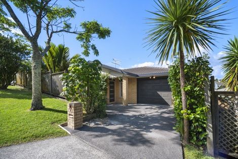 Photo of property in 3 Marbella Drive, Massey, Auckland, 0614