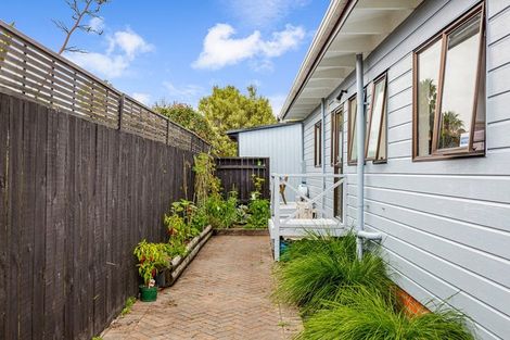 Photo of property in 2/9 London Street, Te Atatu Peninsula, Auckland, 0610