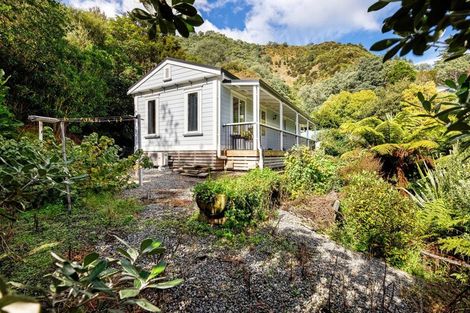 Photo of property in 16 Angle Street, Picton, 7220