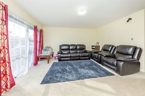 Photo of property in 2/9 Sharivari Place, Conifer Grove, Takanini, 2112