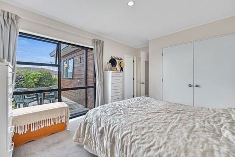 Photo of property in 1/11 Bernleigh Terrace, West Harbour, Auckland, 0618