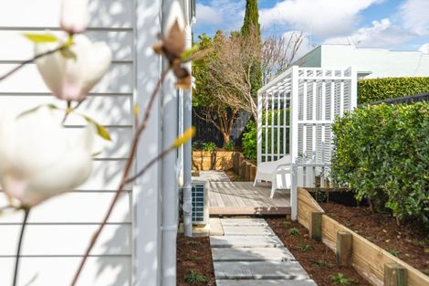 Photo of property in 1 William Bond Street, Stanley Point, Auckland, 0624