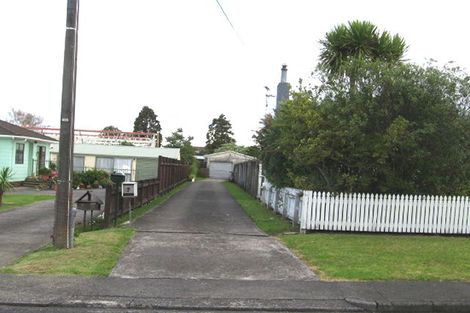 Photo of property in 7 Rewarewa Road, Te Atatu Peninsula, Auckland, 0610