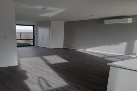 Photo of property in 16 Karoro Road, One Tree Point, 0118