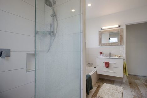 Photo of property in 2/6 Spencer Road, Pinehill, Auckland, 0632