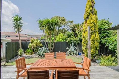 Photo of property in 8 Dolan Place, New Lynn, Auckland, 0600