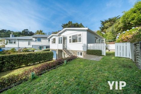 Photo of property in 6 Royston Way, Newlands, Wellington, 6037