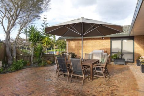 Photo of property in 19 John Lister Close, Golflands, Auckland, 2013