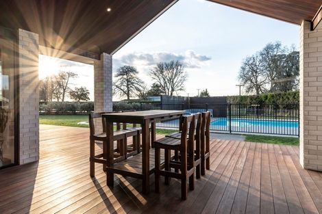 Photo of property in 33 Hogan Road, Cambridge, 3493