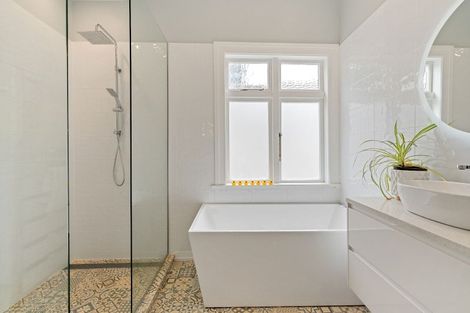 Photo of property in 210 Oriental Parade, Oriental Bay, Wellington, 6011