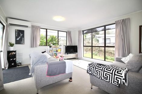 Photo of property in 8 Louise Place, West Harbour, Auckland, 0618