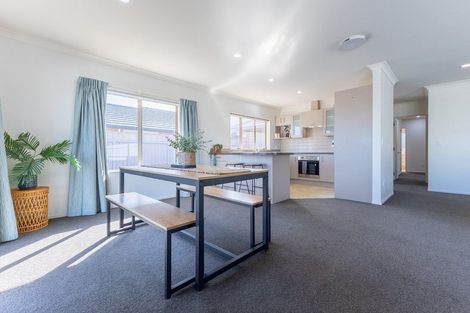 Photo of property in 15 Balmerino Grove, Waikanae, 5036