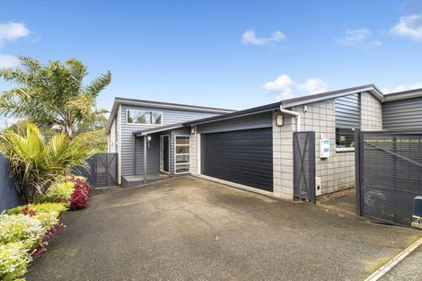 Photo of property in 94 Lake Panorama Drive, Henderson Valley, Auckland, 0612