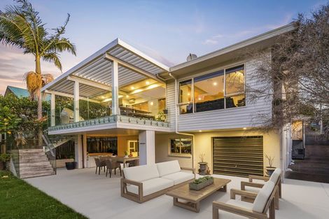 Photo of property in 9 Sandown Road, Rothesay Bay, Auckland, 0630