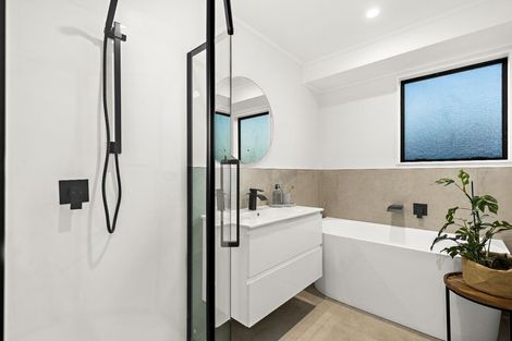 Photo of property in 11 Halloran Place, Massey, Auckland, 0614