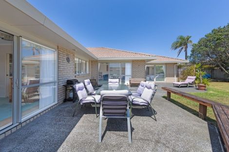 Photo of property in 13 Maghera Drive, East Tamaki Heights, Auckland, 2016