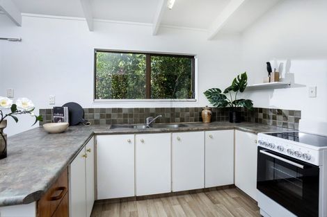 Photo of property in 2/17 Winifred Avenue, Bayview, Auckland, 0629