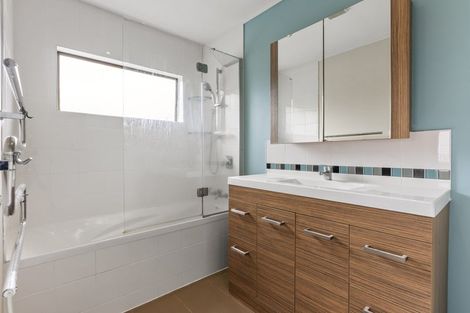Photo of property in 3/40 Radiata Lane, Chatswood, Auckland, 0626