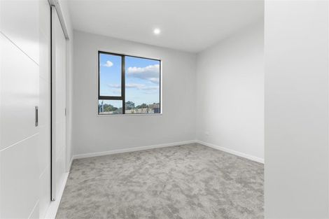 Photo of property in 15 Kuaha Road, Massey, Auckland, 0614