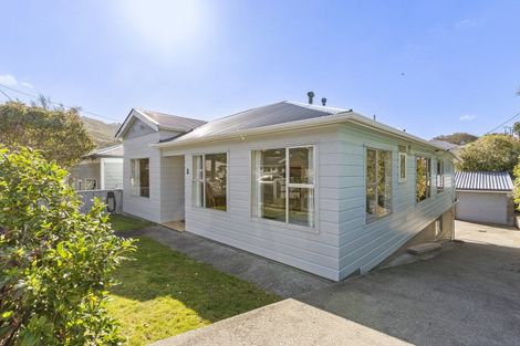 Photo of property in 16 Tamar Street, Island Bay, Wellington, 6023