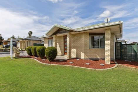 Photo of property in 30 Etherton Drive, Weymouth, Auckland, 2103
