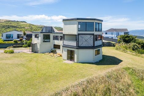 Photo of property in 20 Sunhaven Drive, Newlands, Wellington, 6037