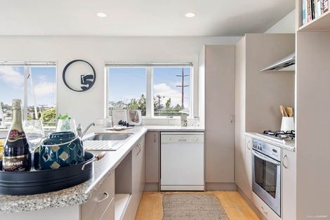 Photo of property in 190 Sunnynook Road, Totara Vale, Auckland, 0627