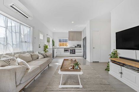Photo of property in 2/56 Northcote Road, Northcote, Auckland, 0627