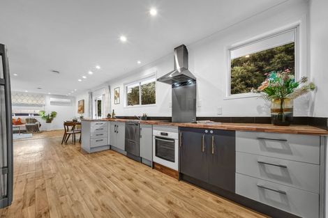 Photo of property in 9 Serwayne Place, Sunnyvale, Auckland, 0612
