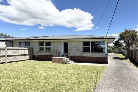 Photo of property in 2/856 East Coast Road, Northcross, Auckland, 0630