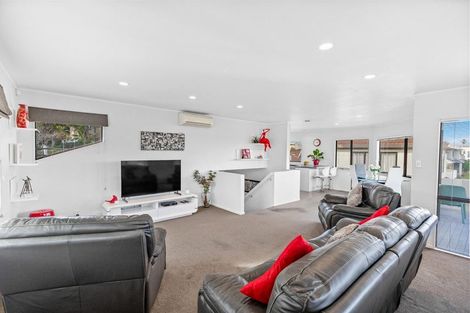 Photo of property in 2/1 Bluefin Way, West Harbour, Auckland, 0618