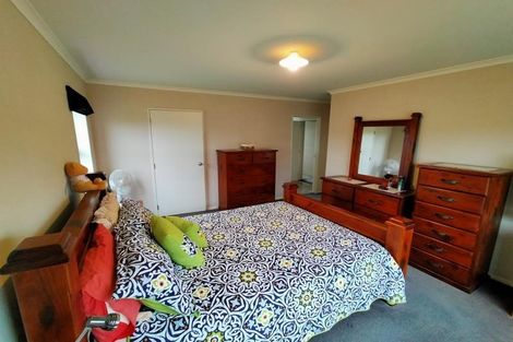 Photo of property in 52 Geneva Terrace, Kelvin Grove, Palmerston North, 4414