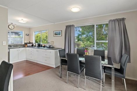 Photo of property in 28 Field Way, Waikanae Beach, Waikanae, 5036