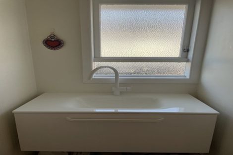 Photo of property in 28 Harbour View Road, Te Atatu Peninsula, Auckland, 0610