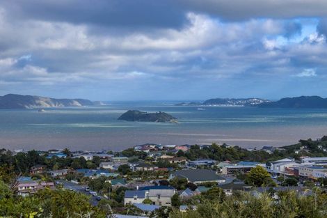 Photo of property in 5 Peach Tree Grove, Maungaraki, Lower Hutt, 5010