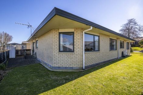 Photo of property in 2/16 Sandel Rise, Merrilands, New Plymouth, 4312